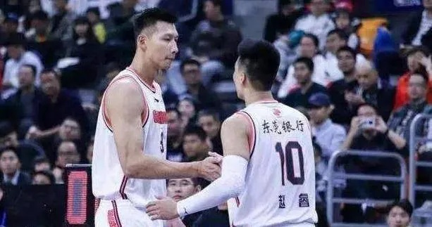 CBA激战正酣，易建联复出砍下24分，广东宏远豪取八连胜