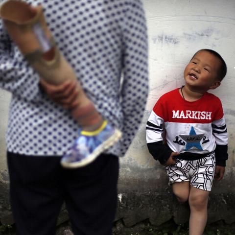 球鞋磨破三双后，我找到了那个卖足球的街角