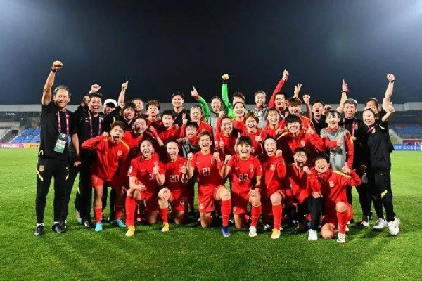 铿锵玫瑰再集结,中国女足35人名单背后的新周期与老问题 铿锵玫瑰再集结,中国女足35人名单背后的新周期与老问题