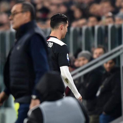 FIFA评价梅西比C罗高吗？从奖项与数据看绝代双骄的官方定位