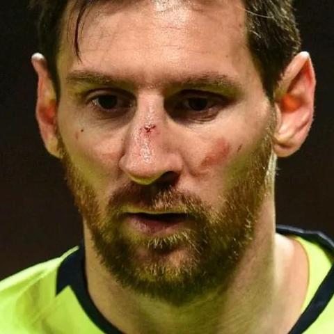 FIFA评价梅西比C罗高吗？从奖项与数据看绝代双骄的官方定位
